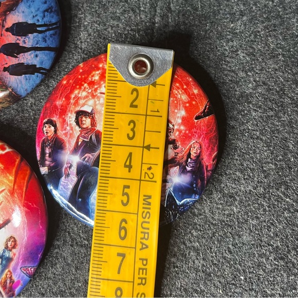 16 stranger things pinback buttons - Picture 4 of 8